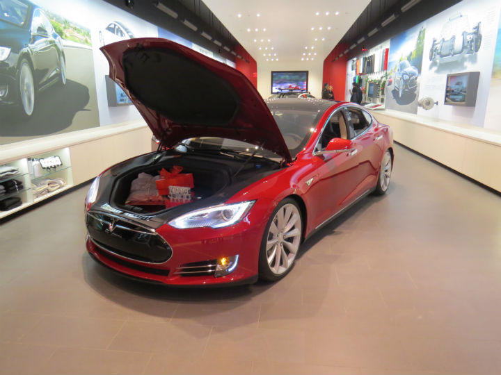 Hands in, foot down, and connecting with the 2013 Tesla Model S - image
