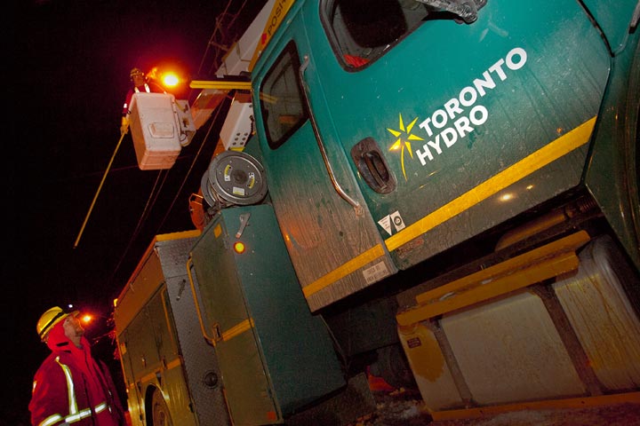 Toronto Hydro crews work to repair power outage in city’s west-end - image