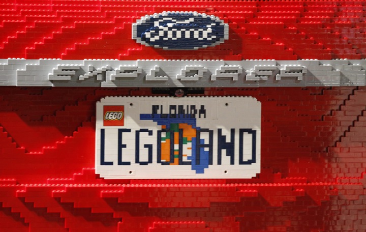A licence plate adorns the back of The LEGOLAND Florida edition Ford Explorer.