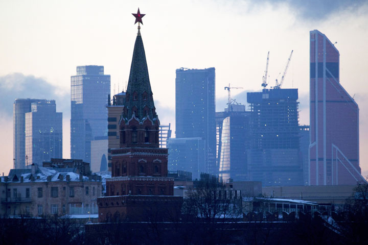 Cold weather in Moscow has held on for a week with temperatures hovering around -15 C .