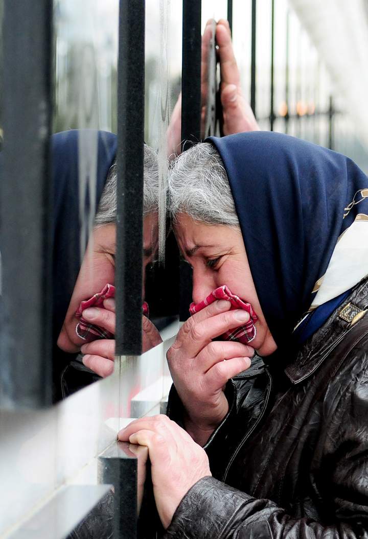 Azerbaijan politics:A woman cries at Alley of Martyrs, a cemetery and memorial dedicated to those killed by Soviet troops during the 1990 Black January crackdown, in Baku, the capital of Azerbaijan, on Jan. 20, 2014. (Photo credit: Getty Images).