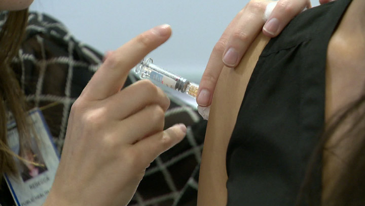 There are some distinctions in symptoms between the common cold and the flu.