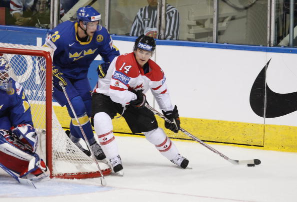 Chris Kunitz #14 of Canada carries the puck from behind the net against Sweden during the Semifinal round of the International Ice Hockey Federation World Championship at the Colisee Pepsi on May 16, 2008 in Quebec City.