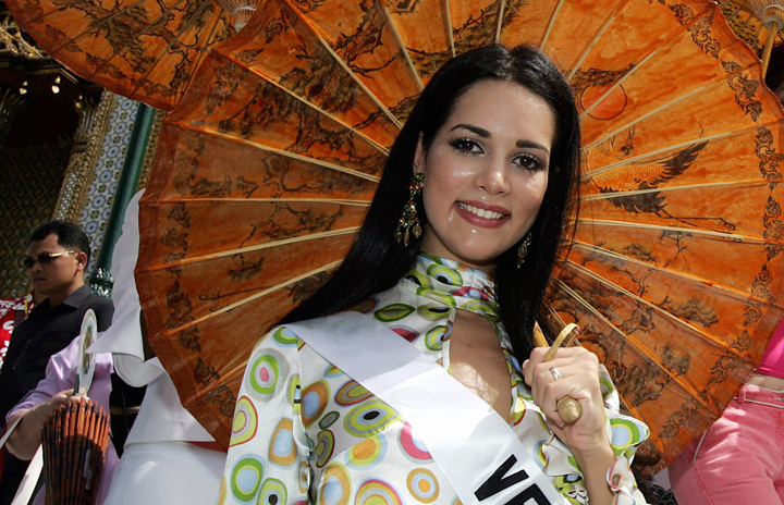 Miss Venezuela Monica Spear visits the Grand Royal Palace in Bangkok on May 11, 2005.