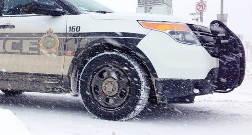 Паркирана полицейска кола в Уинипег, блъсната от шофьор в неравностойно състояние на Silver Avenue