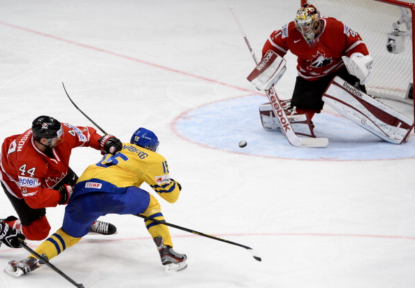 Sweden's Oscar Lindberg (2nd L) shoots against Canada's goalkeeper Mike Smith during the quarterfinals match Canada vs Sweden at the 2013 IIHF Ice Hockey World Championships on May 16, 2013 in Stockholm. 