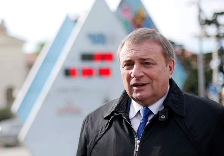In this Thursday, Jan. 31, 2013 photo Sohi’s Mayor Anatoly Pakhomov poses with count-down clock in Sochi. (AP photo/Igor Yakunin)