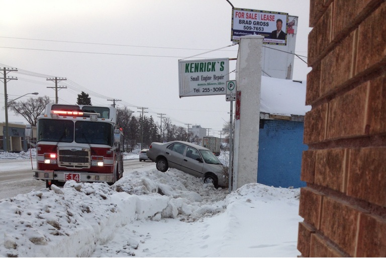Mayor promises better plowing for snowfall Winnipeg