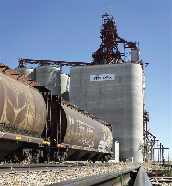 A grain elevator is shown near Regina, Sask., Aug.30, 2007. Saskatchewan wants the federal government to immediately oversee talks between grain companies and railways to set parameters for getting grain to port. 