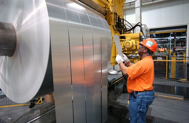 An Alcoa employee of the aluminum producer works in Newburgh, Ind. in a 2006 photo. THE CANADIAN PRESS/AP, Daniel R. Patmore/dapd.