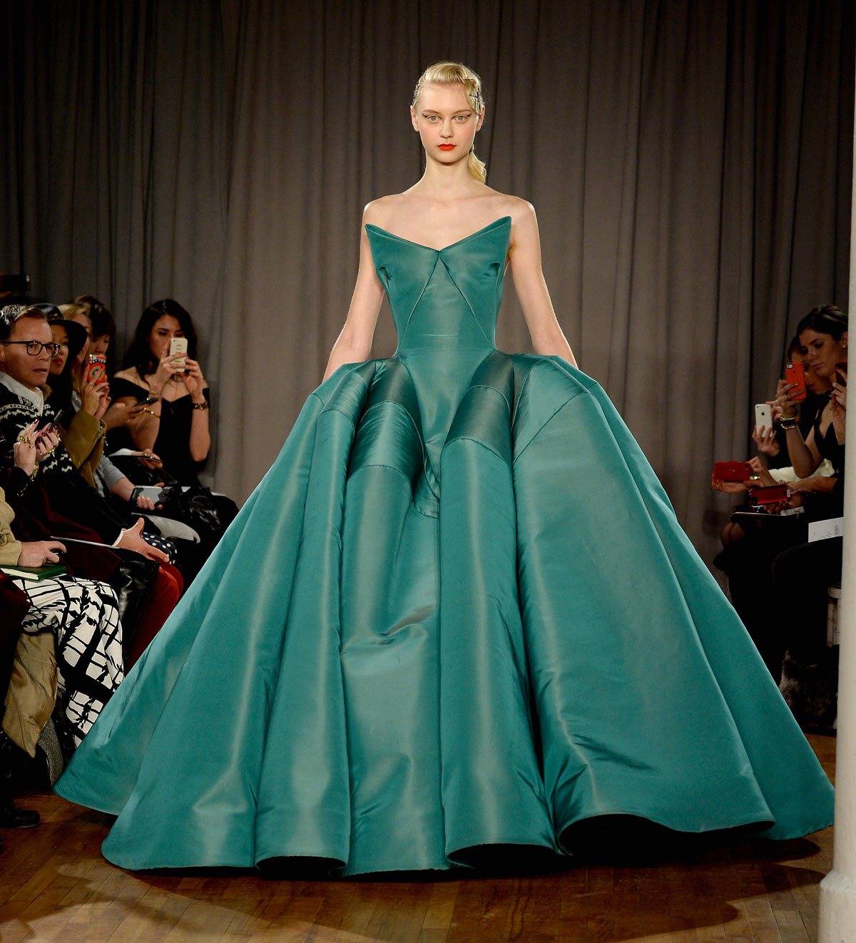 Zac Posen showcases old-world glamour at NYFW | Globalnews.ca