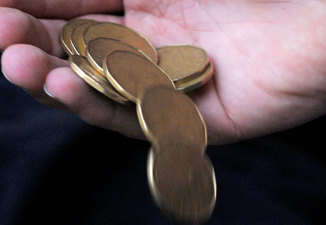 A new report argues the benefits of lower-valued loonie fall primarily to resource firms and investors with foreign holdings.