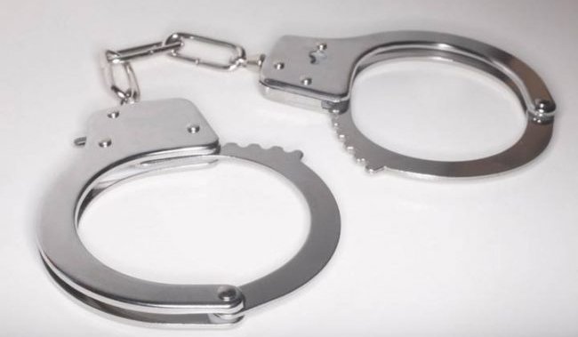 Полицията в Питърбъро извършва два ареста за домашно нападение през уикенда