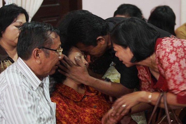 Relatives comforts Erlina Panjaitan (2nd-L) and Risman Siregar (L), parents of Firman Chandra Siregar, a 24 year-old passenger of Malaysia Airlines flight 370 that went missing on March 8, are conforted by friends in Medan on March 9, 2014.