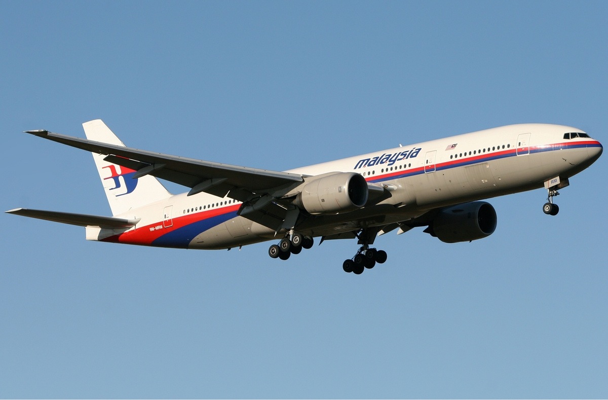 Malaysia Airlines has lost contact with a Boeing 777-200 flight with 239 people on board.