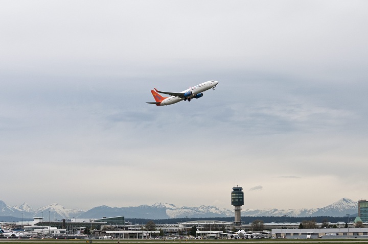 File photo: A Sunwing Airlines Boeing 737 (737-8BK) jetliner departs from Vancouver International Airport, April 26, 2013.