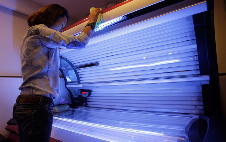 Saskatchewan continues to reject banning young people from using tanning beds.