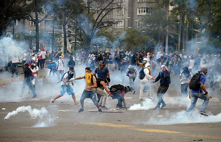 Opposition activists clash with the national police during a protest against the government of Venezuelan President Nicolas Maduro, in Caracas on March 10, 2014. 