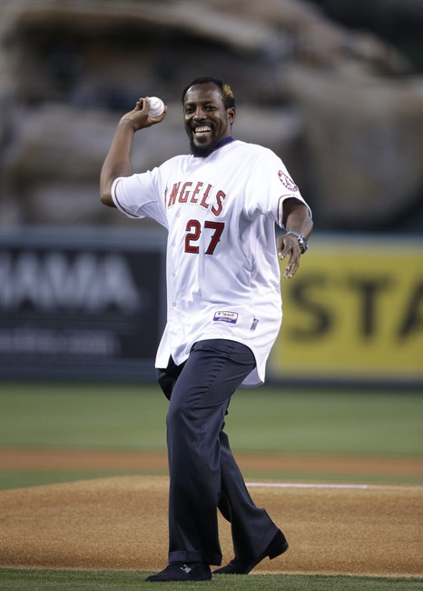 Don Baylor breaks leg while catching 1st pitch