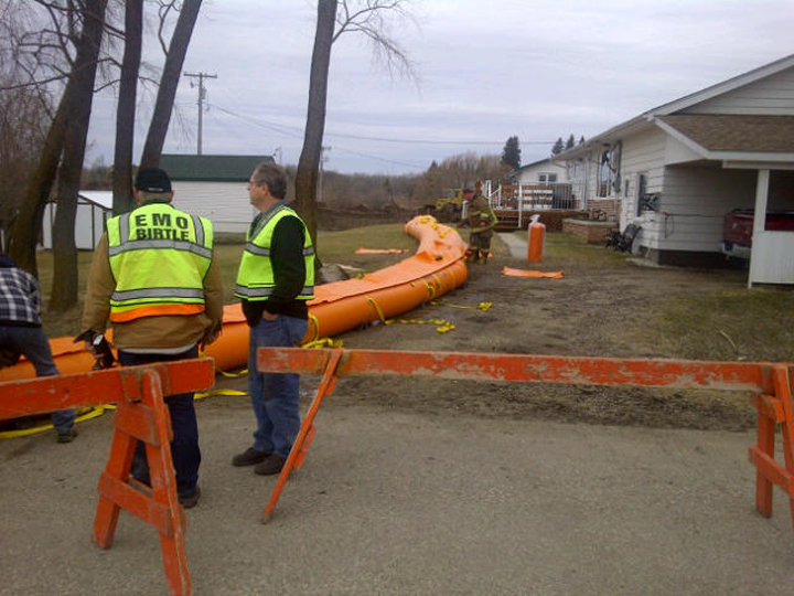 Emergency officials prepare for flooding in Birtle, Man.