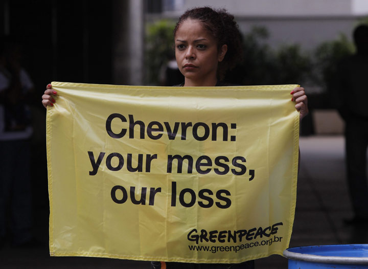 Lawyers for a group of Ecuadoran villagers are asking Canada's high court on Thursday to grant their clients access to Canadian courts to enforce a US$9.5-billion Ecuadorian judgment against Chevron Corp for rainforest damage.