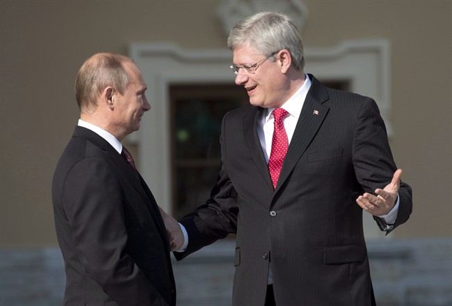 Canadian Prime Minister Stephen Harper speaks with Russian President Vladimir Putin on September 5, 2013 in St.Petersburg, Russia. 