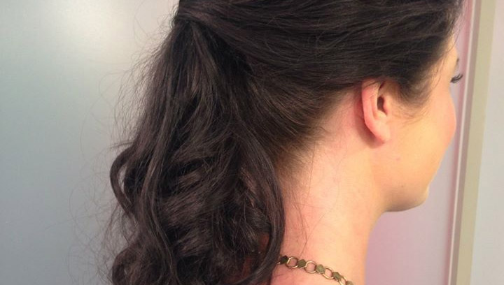 In Saskatoon Style, some quick ways to make a ponytail while still looking fashionable.