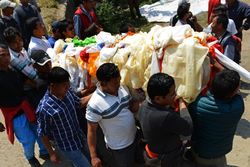 Relatives carry a casket bearing the body of Mount Everest avalanche victim for cremation in Kathmandu on April 21,2014. AFP PHOTO/Prakash MATHEMA