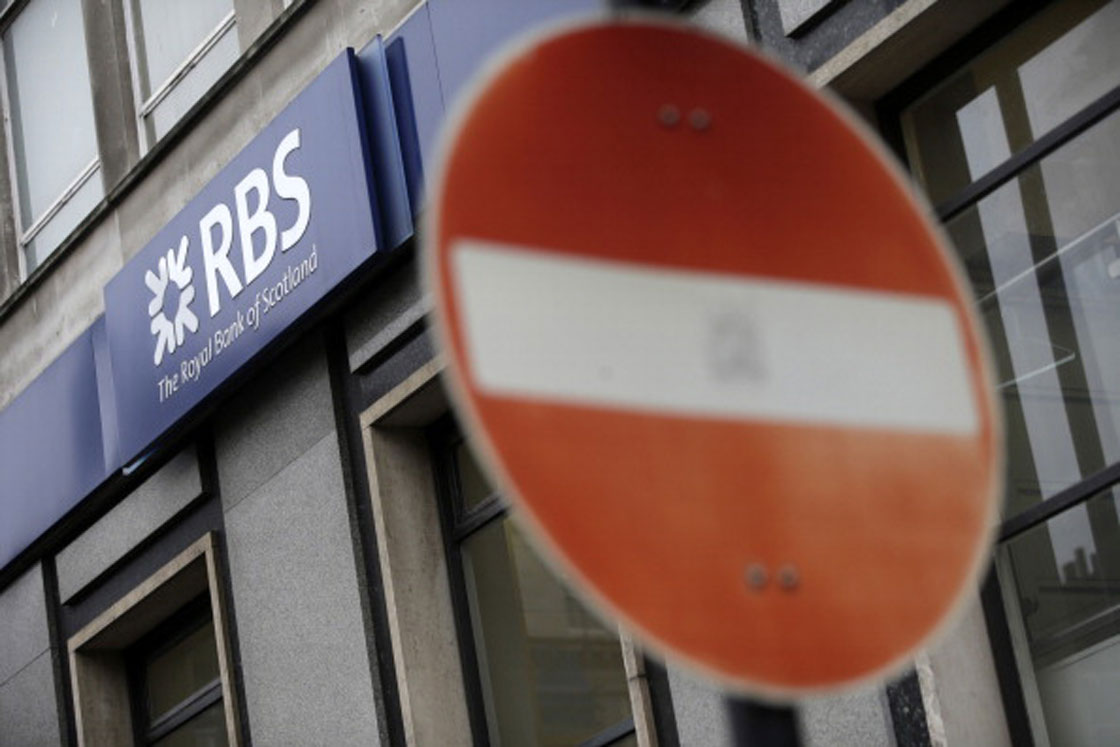 The British government has blocked plans by RBS to pay bankers bigger bonuses.