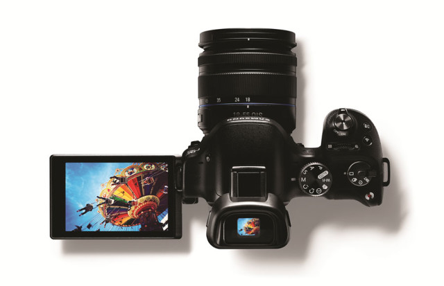 The Samsung-NX-30 has a full HD 3-inch viewfiner and a built-in multiangle 2,359K-dot viewfinder.
