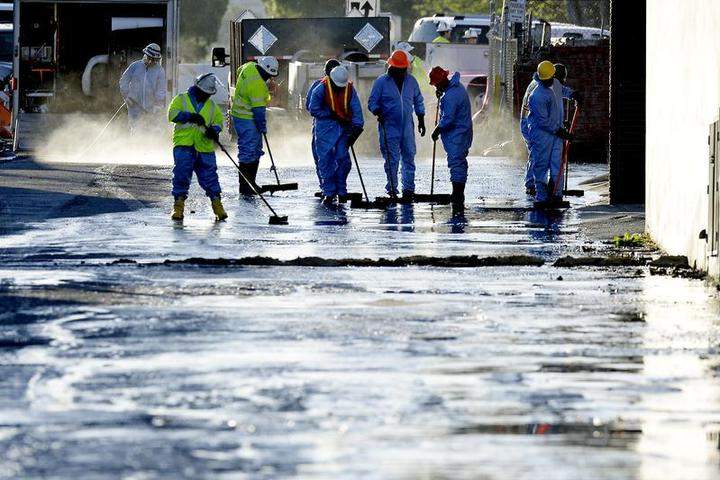 50,000 gallons of oil spills on Los Angeles streets - National ...