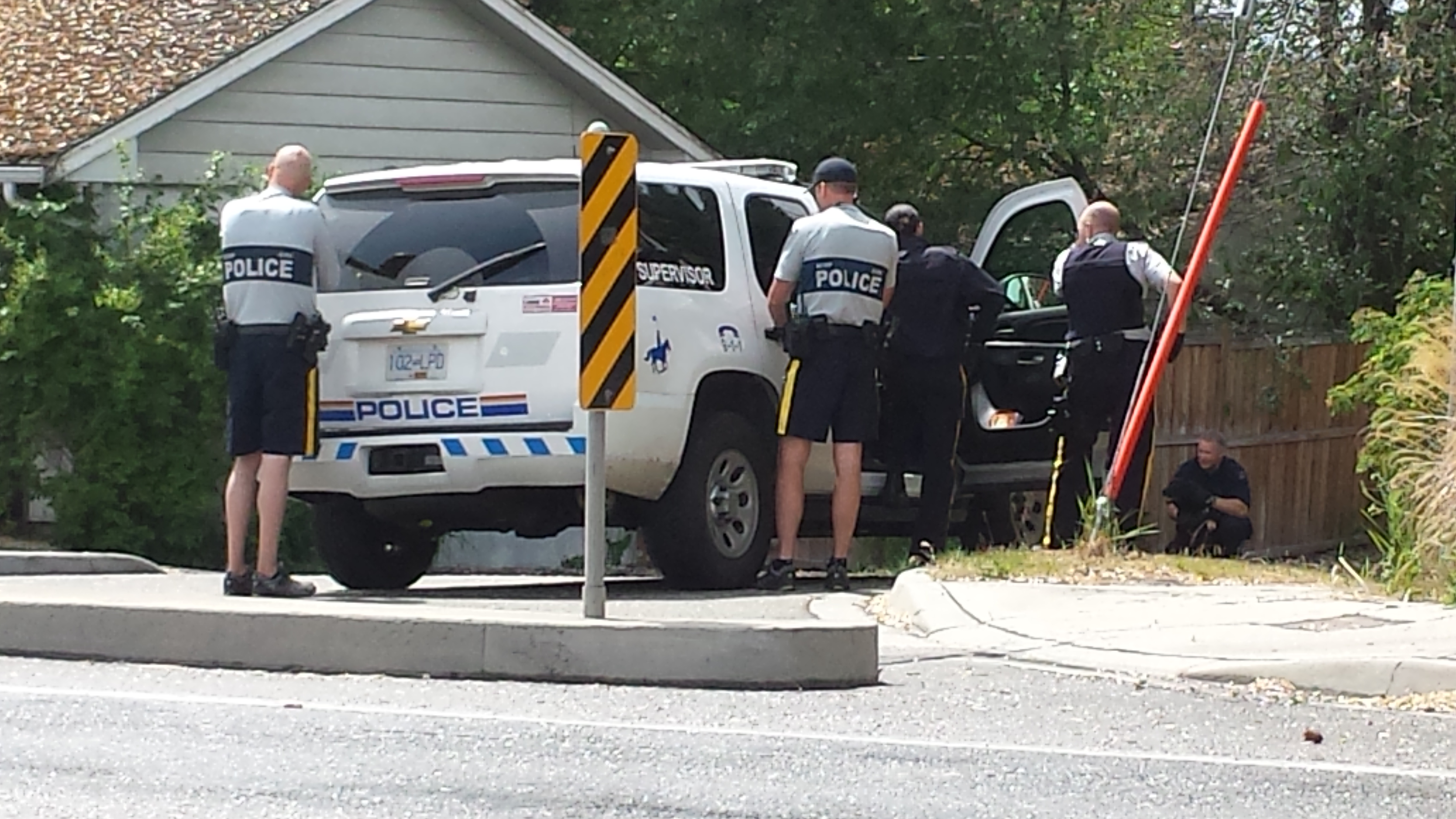 WATCH: RCMP Surround Kelowna House | Globalnews.ca