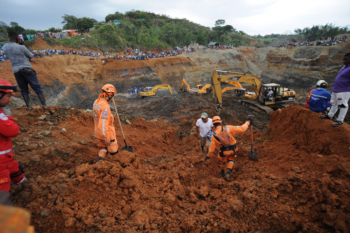People watch for the search of survivors at a collapsed illegal gold mine in Santander de Quilichao, southern Colombia, Thursday, May 1, 2014.  