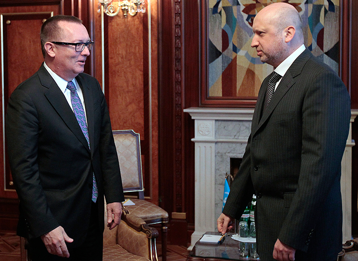 United Nations Under-Secretary-General for Political Affairs Jeffrey Feltman, left, speaks to acting Ukrainian President Oleksandr Turchynov during their meeting in Kiev, Ukraine, Wednesday, May 7, 2014. The U.S. and European nations have increased diplomatic efforts ahead of Ukraine’s May 25 presidential elections, as a pro-Russian insurgency continues to rock the country’s eastern regions. 