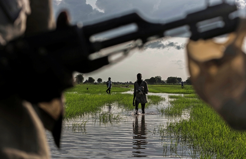 A member of the Lou Nuer tribe comes back home in the Yuai village, Uror county, Jonglei state in South Sudan on July 24, 2013 after fighting against the rebel group of Yau Yau in Pibor county, South Sudan. 