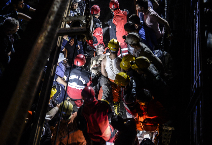 An injured miner came out carried by rescuers.