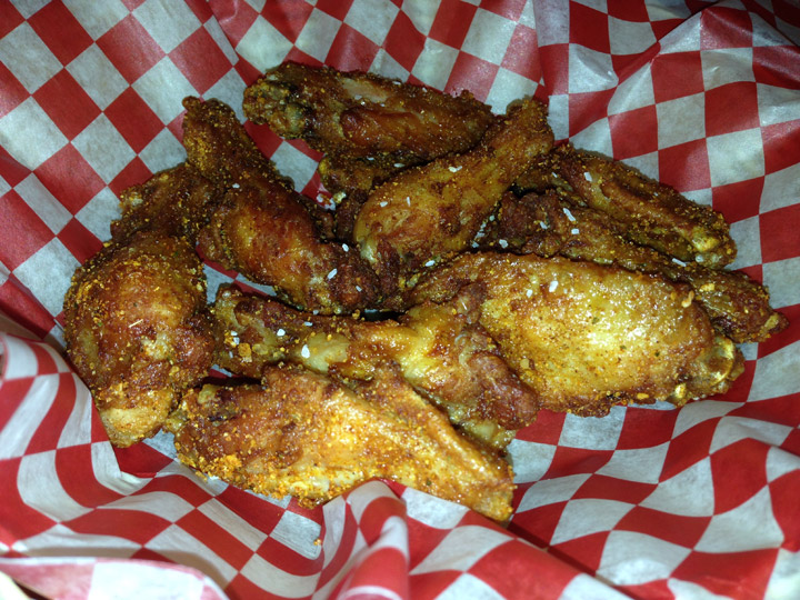 A plate of wings at Rain.