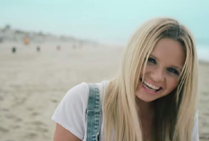 Screenshot of Alli Simpson in her video "Notice Me".