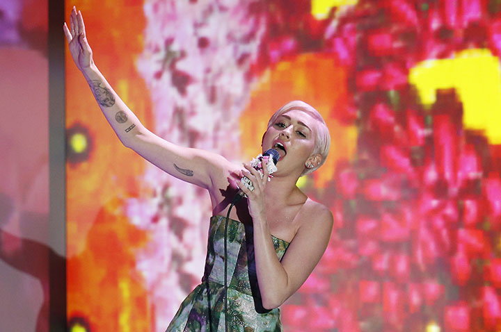 10 celebrity tour bus accidents - image