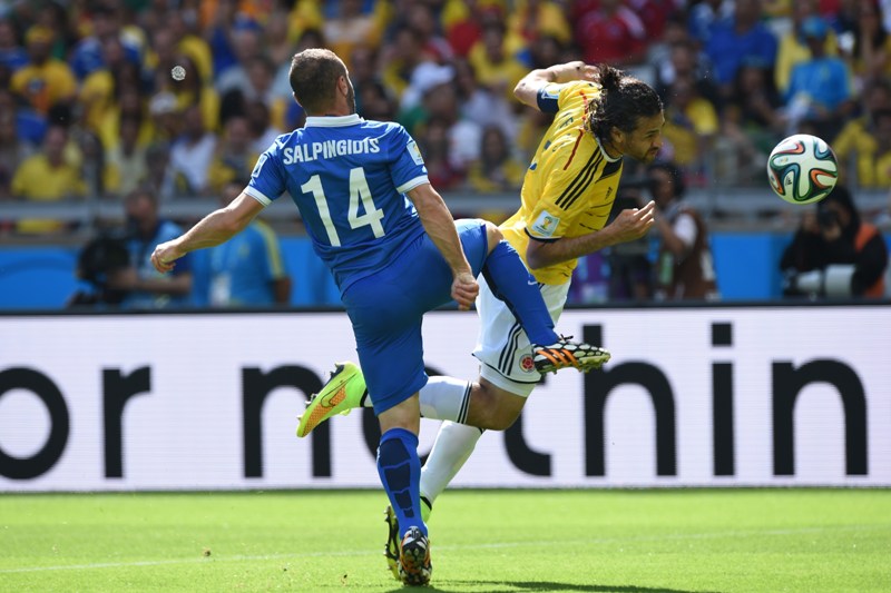 Colombia's defender Mario Yepes (R) in action against Greece's forward Dimitris Salpingidis during a Group C football match between Colombia and Greece at the Mineirao Arena in Belo Horizonte during the 2014 FIFA World Cup on June 14, 2014. AFP PHOTO / PEDRO UGARTE.