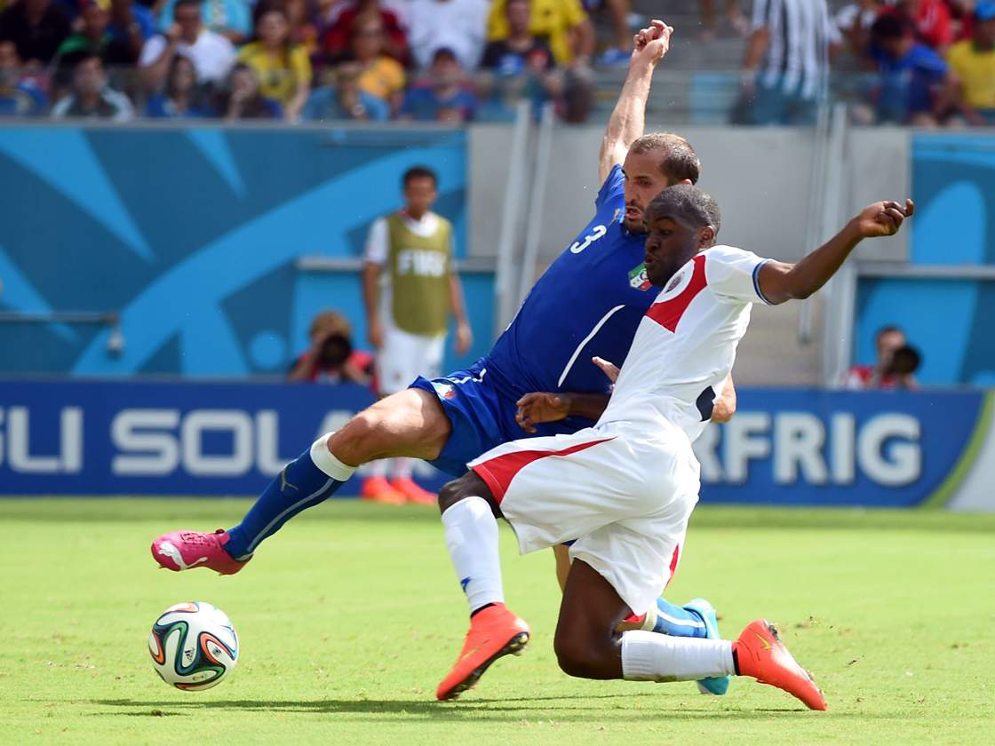 Italy's defender Giorgio Chiellini (L) and Costa Rica's forward Joel Campbell vie for the ball during a Group D football match between Italy and Costa Rica at the Pernambuco Arena in Recife during the 2014 FIFA World Cup on June 20, 2014. AFP PHOTO / EMMANUEL DUNAND (Photo credit should read EMMANUEL DUNAND/AFP/Getty Images)