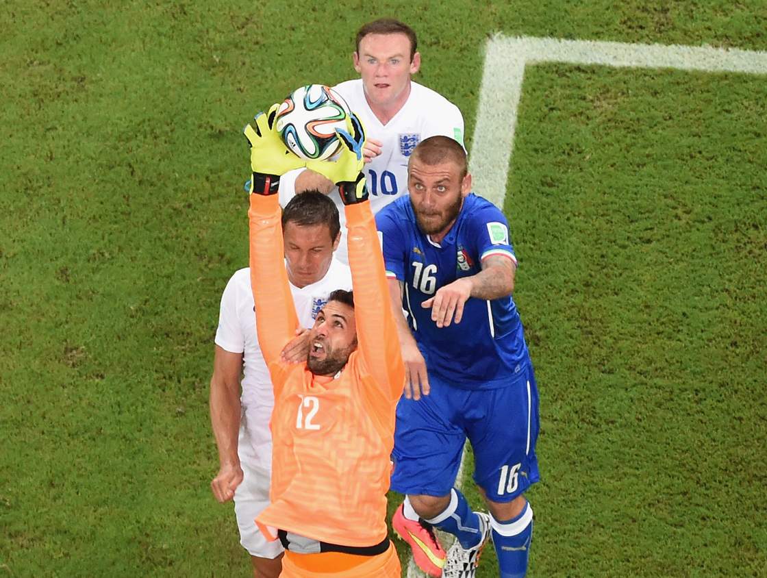 MANAUS, BRAZIL - JUNE 14: Salvatore Sirigu of Italy reaches for the ball as Daniele De Rossi and Wayne Rooney of England move behind him during the 2014 FIFA World Cup Brazil Group D match between England and Italy at Arena Amazonia on June 14, 2014 in Manaus, Brazil. (Photo by Pool/Getty Images)
