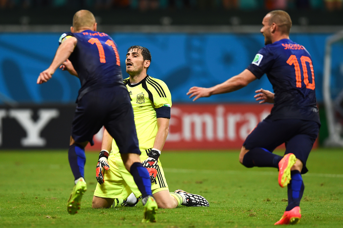 SALVADOR, BRAZIL - JUNE 13: Arjen Robben (L) andn Wesley Sneijder of Netherlands celebrate as Iker Casillas of Spain looks dejected after the Netherlands second goal during the 2014 FIFA World Cup Brazil Group B match between Spain and Netherlands at Arena Fonte Nova on June 13, 2014 in Salvador, Brazil. (Photo by David Ramos/Getty Images)