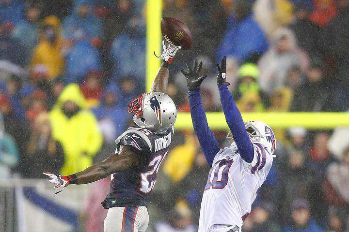 Kyle Arrington #25 of the New England Patriots deflects a pass in front of Robert Woods #10 of the Buffalo Bills in the second half during the game at Gillette Stadium on December 29, 2013 in Foxboro, Massachusetts.