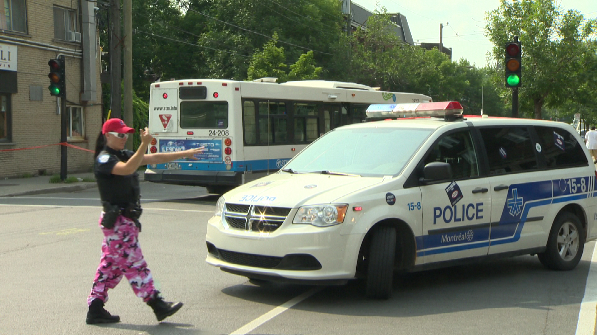 Pedestrian in critical condition after being hit by bus - Montreal ...