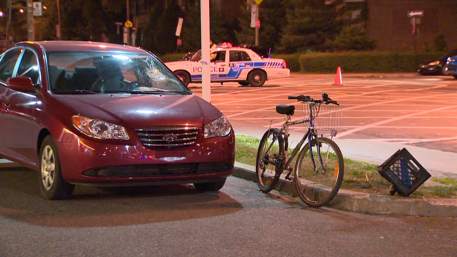 Cyclist in critical condition after car runs red light - Montreal ...