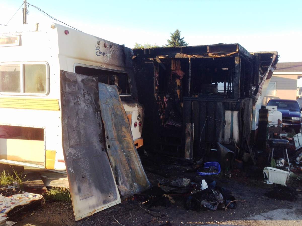 Fire destroys southeast Calgary mobile home - Calgary | Globalnews.ca