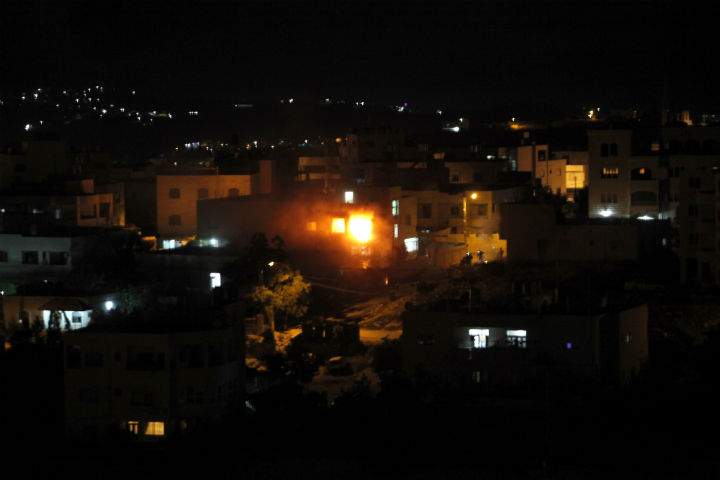 Israeli forces attack the home of Amer Abu Aisheh