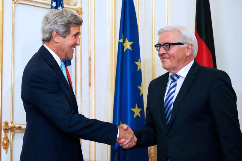 US Secretary of State John Kerry (L) shakes hand with German Foreign Minister Frank-Walter Steinmeier before a bilateral meeting, as part as talks between the foreign ministers of the six powers negotiating with Tehran on its nuclear program, in Vienna, on July 13, 2014. AFP PHOTO / POOL / JIM BOURG.