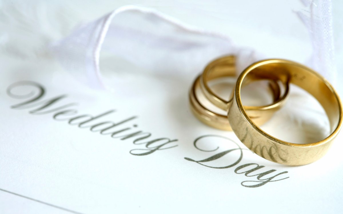 Couples can now get married for $500 at Winnipeg City Hall.